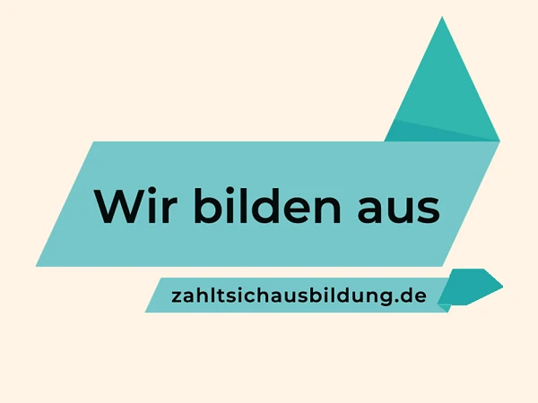 Das Bild zeigt ein grafisches Design in sanften Farben mit dem Text "Wir bilden aus" und der Website-Adresse "zahlsichausbildung.de". Die Textgestaltung wird von geometrischen Formen in verschiedenen Grüntönen ergänzt.