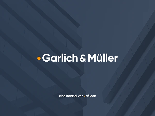 Der Schriftzug "Garlich & Müller" in modernem, klaren Design auf einem strukturierten, blauen Hintergrund, begleitet von dem Hinweis "eine Kanzlei von afileon" am unteren Rand.