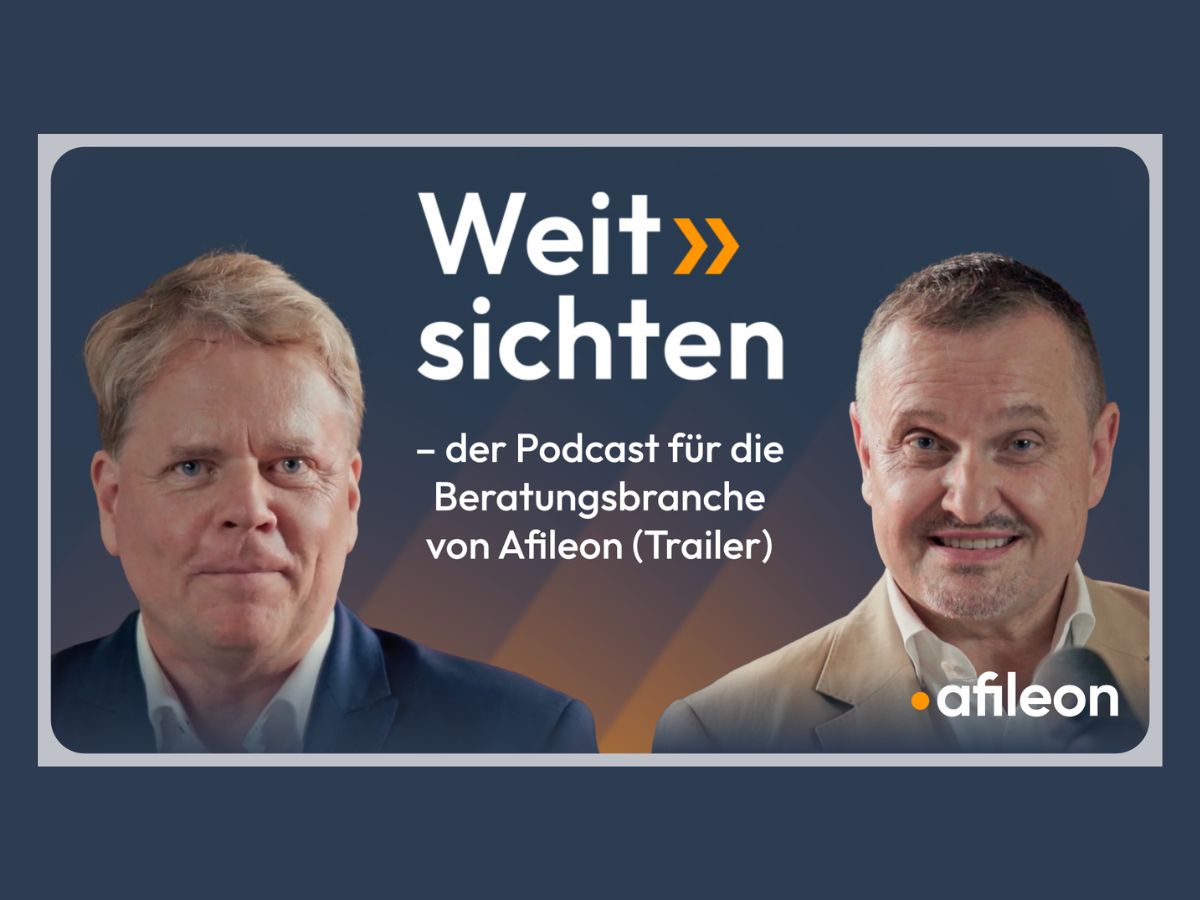 Zwei Männer stehen nebeneinander und lächeln in die Kamera, um den Podcast "Weitsichten" anzukündigen. Der Titel und der Hinweis auf die Beratungsbranche sind prominent im Bild platziert.